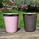 Cet ensemble de 4 timbales en porcelaine de Limoges peinte à la main permet de nombreux usages. On peut s’en servir comme service à café raffiné, mais aussi pour des verrines, des mousses au chocolat etc. Lot de 4 timbales, 95 €, decomood.fr.