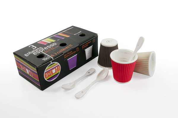 Ces gobelets pour café en porcelaine sont habillés d’une bague en silicone ondulée, ce qui évitera de vous brûler les doigts. Vous pouvez vous amusez à mixer les couleurs, elles sont déclinées dans une gamme de tons très variés. Elles apporteront une vraie touche de modernité et de peps à votre intérieur. Gobelet à café, 4,50 € l’unité, decoclico.fr.