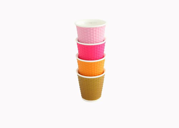 Quatre mini-tasses à expresso dans de jolis coloris assortis. Les gobelets à expresso sont en porcelaine blanche, et l’extérieur est recouvert de silicone «  nid d’abeilles ». L’intérieur est ingénieusement gradué, pour servir les bonnes doses de ristretto, expresso normal ou lungo. Un cadeau toujours utile ! Lot de 4 mini-tasses, 24,90 € en vente au BHV.
