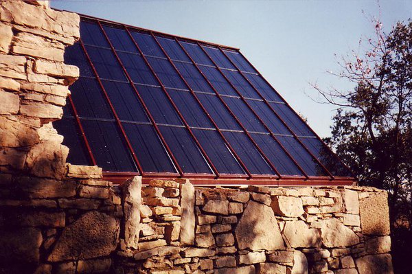 Toiture équipée d'une installation mixte solaire thermique intégrale, Claret (Hérault).