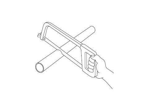 Etape 2: La coupe doit être perpendiculaire à l’axe. Bien maintenir le tube dans l’étau avec des mordaches en plomb, en prenant soin de ne pas le déformer. Pour les grands diamètres, on peut utiliser une scie à métaux à denture fine.