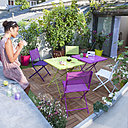 Grâce à cette ravissante chaise Papaya, prenez le temps de profiter confortablement de votre coin de verdure autour de votre table de jardin, sous un arbre pour lire ou encore au soleil. 24.90 €, Castorama.