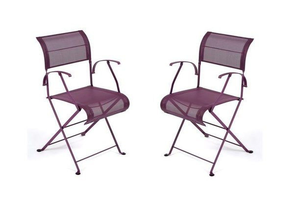 Imaginée par le designer Pascal Mourgue pour Fermob. Dune est une chaise pliante associant simplicité, modernité et confort. La chaise est à la fois légère et résistante, une fois pliée elle se range pour un gain de place. 119 €, Fermob.