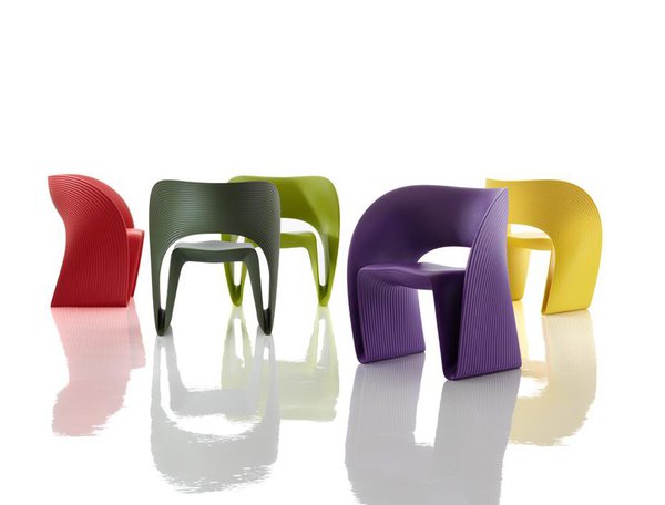 Le fauteuil Raviolo de chez Magis, nous étonne par son effet volume sacrément gonflé. Raviolo s’inspire du graphisme d’un ruban torsadé. Graphique et aérien, décliné dans des couleurs vitaminées, ce fauteuil exaltera votre extérieur. 358,80 € chez Jardin Chic.