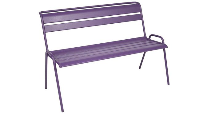 Installez le banc Monceau dans votre jardin ou dans tout autre espace extérieur, pour retrouver l’ambiance des parcs et espaces verts. Plus que jamais, il fera partie de votre univers lorsque le soleil vous poussera à passer vos journées au grand air. 223 €, Leroy Merlin.