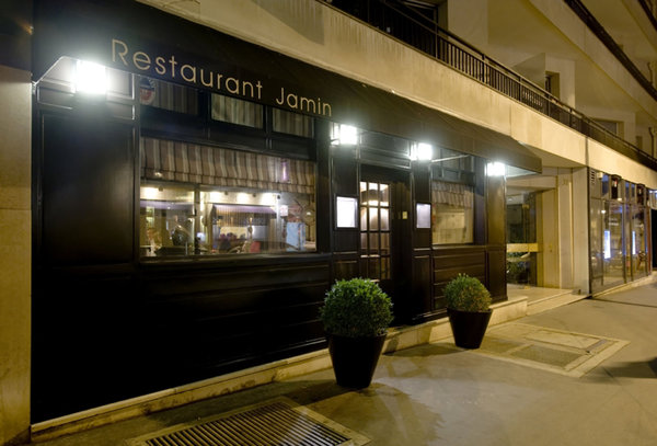 Une cuisine française à la fois traditionnelle et créative. Les viandes et poissons sont tendres et délicieux. Pour les végétariens, des plats spéciaux sont proposés.