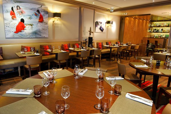 Vous apprécierez le décor sophistiqué et élégant créé à partir de matières nobles comme le bois et le cuir.