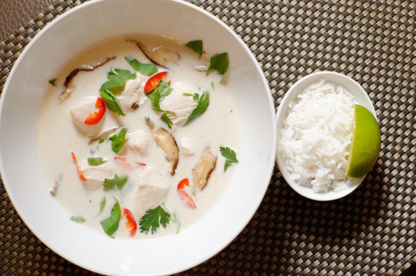 Saveurs asiatiques avec la soupe de poulet au basilic Shiitakés et lait de coco.