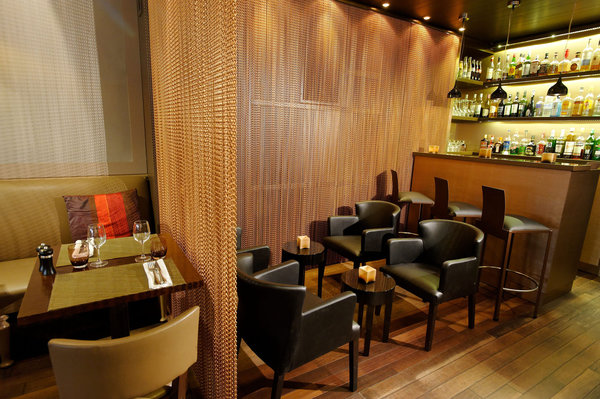 A l’étage, vous trouverez une salle privative d’une capacité de 8 à 40 couverts, donnant sur un jardin, pour des repas d’affaire, familiaux ou entre amis.