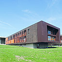 Le lycée Germaine Tillion de Sain Bel en Rhône-Alpes, un bâtiment HQE, à haute performance énergétique, réalisé par l’Atelier Arche, qui met en valeur deux produits spécifiques en terre cuite (bardeau Piterak® et brise-soleil Autan® de Terreal).