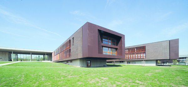 Construit sur la partie plane d’un vallon des Monts du Lyonnais, à l’endroit où s’élevait autrefois une mare, le bâtiment principal du lycée Germain Tillion est un projet environnemental innovant. Il est entouré de douves aquatiques alimentées par une bâche de récupération des eaux de pluie. Cette technique associée aux toitures végétalisées ont permis de minimiser l’impact de la construction sur la nature en reconstituant la faune et la flore existantes auparavant.