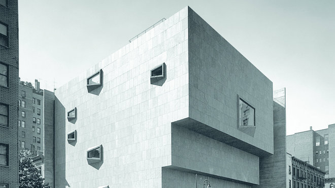 Le Whitney Museum of American  Art est une construction à la structure fermée gainée de granit gris avec quelques fenêtres trapézoïdales, de dimensions diverses, disposées en pyramides obliques qui donnent un relief singulier aux façades. Whitney Museum of American  Art, New-York, N.Y. (1964-1966, avec Hamilton P. Smith).