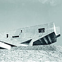 Sur les façades graphiques de l’unité de conférence du Begrisch Hall, la disposition éclatée des coffrages en béton brut dessine des effets de textures différenciées. Les deux côtés en porte-à-faux correspondent aux deux salles de conférence qui se font face, avec les gradins qui s’élèvent vers l’extérieur. Begrisch Hall, campus « University Heights » de l’université de New-York, N.Y. (1967-1970, avec Hamilton P. Smith).