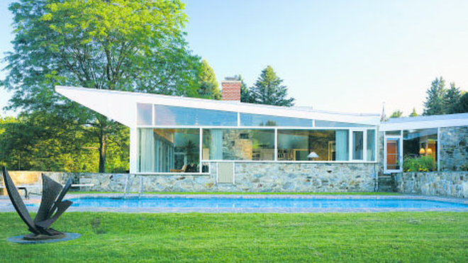 La maison bi-nucléaire Robinson qui dessine deux parties distinctes, une zone publique et une zone privée. Les toits soulignent cette division et les deux sections de la maison sont reliées par un passage étroit. Du salon, une vue grandiose…Maison Robinson, Williamstown, Massachusetts, 1947-1948.