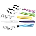 Pour la nouvelle saison, les fourchettes, cuillères et autres couteaux Albert de Thiers s’habillent d’imprimés à rayures, avec leurs rayures horizontales. Le tweed et le Vichy sont aussi à la carte, mais c’est surtout le modèle Candy qui est à l’honneur, avec ses couleurs flashy : rose, verte, jaune, bleue et violette. 6,75 € l’unité, Albert de Thiers.