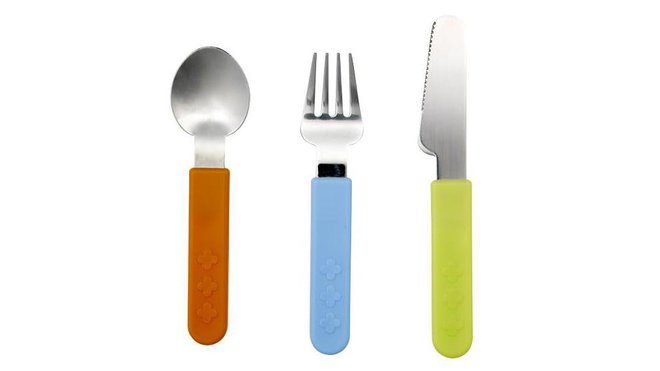 Ikea vous propose un set complet de couverts colorés pour votre enfant. Il contient une fourchette, un couteau et une cuillère en inox. 3,49 €, Ikea.