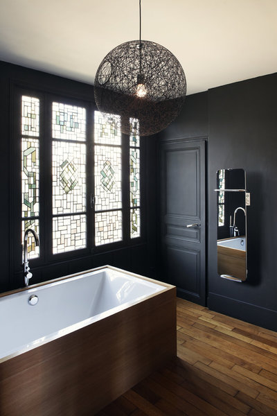 Ce  radiateur de la gamme Campaver bains, finition reflet, est disponible en 3 dimensions et 3 puissances de 1000 W à 1600  W. Chaque circuit électrique est conçu en fonction des dimensions de l’appareil et de l’élément rayonnant surfacique. Malin, il est équipé d’un ou plusieurs éléments sèche et porte-serviettes amovibles et économise l’achat d’un miroir.