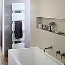 Modèle Campastyle prestige, radiateur sèche-serviettes rayonnant et soufflant en glace de verre massive, épaisseur 7,2 cm, 1300 W (rayonnant 300  W et soufflant 1000 W.  Existe en version Lys  Blanc ou Noir Astrakan.