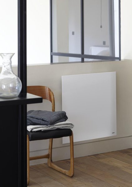 Et la technologie disparaît derrière les façades qui intègrent, dans le profilé, le thermostat. En verre, façade reflet effet miroir, teintes neutres, noir, blanc, gris ou beige, aux tons doux de la pierre, vifs ou pastel, les radiateurs Campastyle s’immiscent discrètement dans nos intérieurs ou jouent la carte de la couleur pour se marier avec les tendances actuelles de la maison et de la décoration.