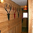 Les stickers en forme de cerf, de chez Angel des Montagnes, rappellent le lieu et le style du chalet.