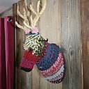 Ce cerf en bois entouré de fils multicolores est un petit coup de cœur de la décoration du chalet, et se marie parfaitement avec le reste du mobilier du salon.