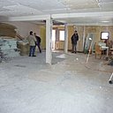 Pour créer un plus grand espace à vivre, il a fallu casser les murs de la salle de bains des enfants.Et pour apporter plus de lumière au chalet, les fenêtres ont toutes été agrandies.