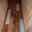 Ici dans le couloir, la décoratrice a intercalé des lattes en bois et des lattes en zinc, pour donner un style plus contemporain.