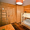 Une décoration simple, mais authentique, pour la chambre des enfants. La vieille échelle en bois apporte un petit côté ancien.