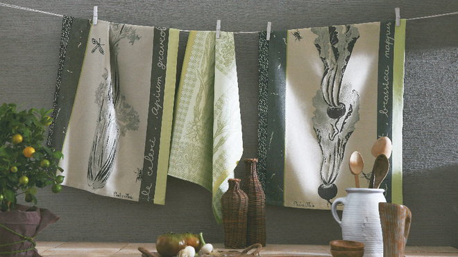 Blanc des Vosges rend hommage aux légumes et aux herbes du potager sur ses nouveaux torchons. Blanc des Vosges rend hommage aux légumes et aux herbes du potager sur ses nouveaux torchons.