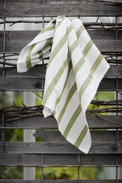 Élégantes rayures pour des torchons en métis (lin et coton) chez Linum.
