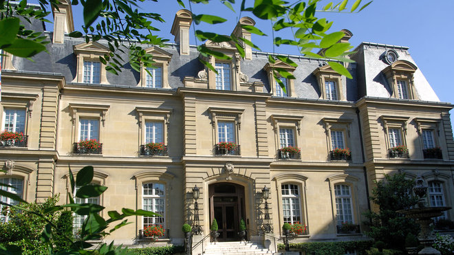 Avenue Bugeaut, l'hôtel Saint-James élève fièrement sa belle façade haussmannienne.