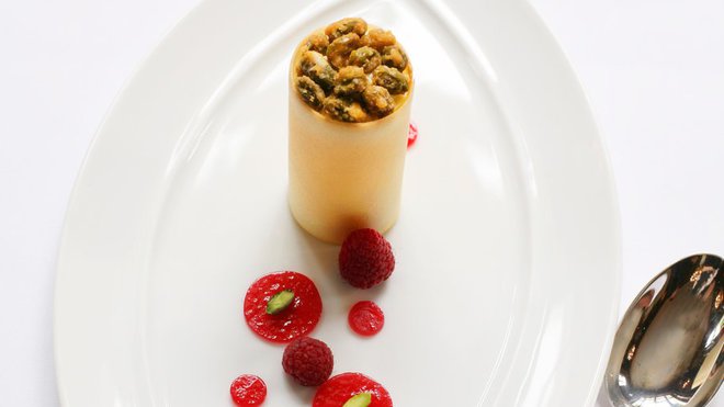 Jolie créativité pour les desserts comme ces framboises, émulsion de chocolat et pistaches.