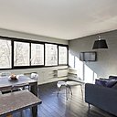La cuisine qui s’ouvre sur la pièce à vivre profite aussi de la lumière diffusée par l’enfilade de baies vitrées.