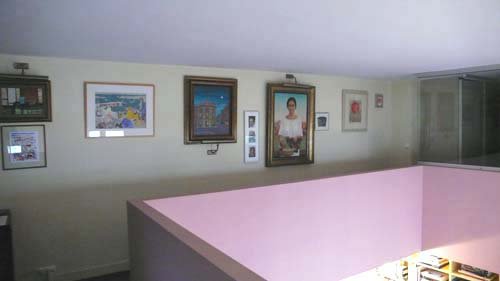 Avant : un petit musée personnel aux œuvres d’art maladroitement accrochées.