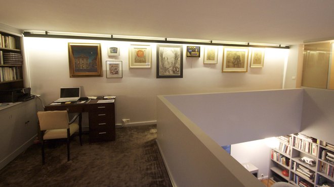 Un petit bureau a été installé sur la coursive.