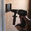 Etape 3 : fixez le dos du clavier sur un mur près de l’entrée de la maison (2).