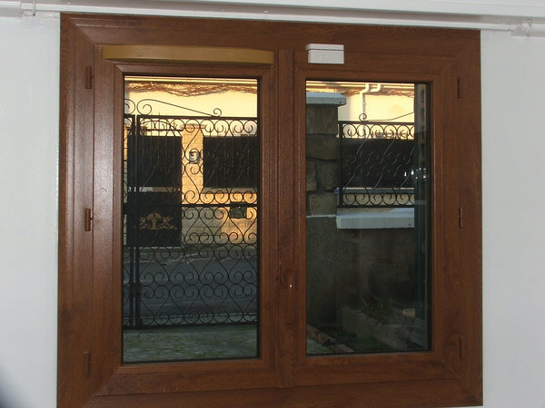 Etape 10 bis : les détecteurs d’ouvertures sont installés. Un sur la porte d’entrée, et un autre sur une fenêtre (2).