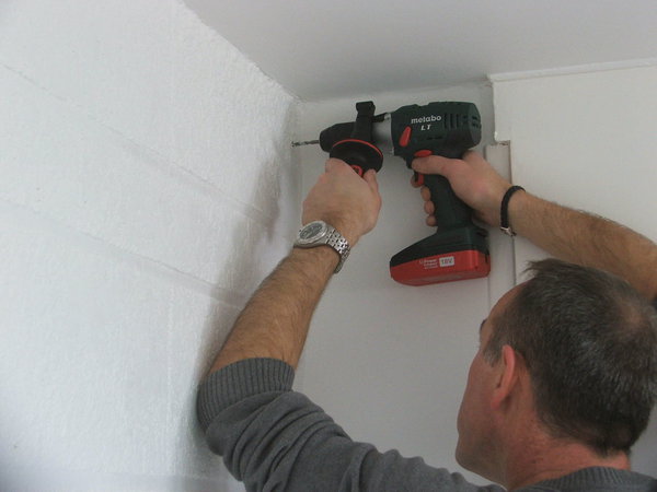 Etape 16 : ouvrez le capot. Marquez les endroits à percer. Pour couvrir un maximum de surface, le détecteur doit être placé dans l’angle d’une pièce à 2,30 mètres du sol.