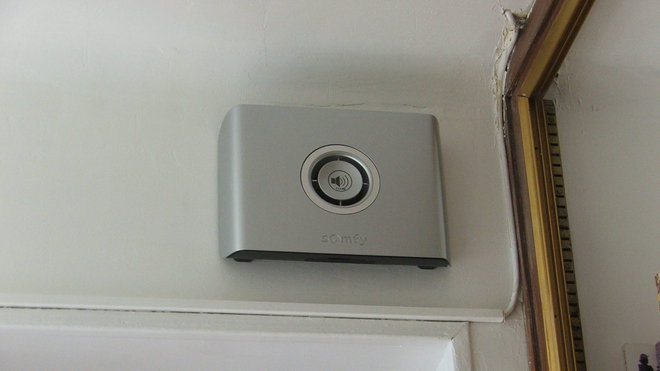 Etape 20 : montez de la même façon la sirène intérieure. Elle doit être installée de préférence au centre de l’habitat, pour une meilleure propagation sonore.