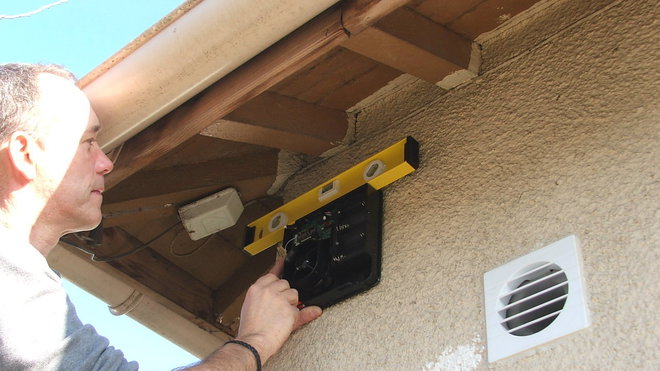 Etape 21 : montez de la même façon la sirène extérieure, à l’abri des précipitations. Aidez-vous d’un niveau à bulle afin d’obtenir une pose bien horizontale, question d’esthétique !