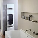 En glace de verre massive de 10 mm d’épaisseur, constitué de 5 éléments, un radiateur rayonnant (1000 W) et soufflant  (300 W) qui permet une mise en température plus rapide. L 450 x H 1670 x P 72 mm. Coloris Lys Blanc. Épaisseur du radiateur : 7, 2 cm et 13,2 cm, une fois posé au mur. Modèle Campastyle Prestige, chez Campa.