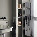 En glace de verre massive de 10 mm d’épaisseur, ajourée en finition, un autre radiateur rayonnant (1000 W) et soufflant  (300 W) qui permet une mise en température plus rapide.  L 430 x H 1500 x P 71 mm. Coloris Noir astrakan ou Lys blanc. Épaisseur : 7,1 cm et 10,8 cm une fois posé au mur. Modèle  Campastyle Elite, chez Campa.