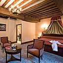 Uniques, élégantes, avec plafonds à la française, parquets et belles armoires d’autrefois, ces suites sauront vous plaire.