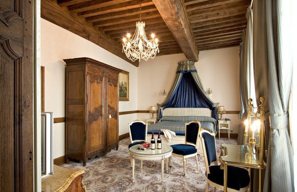 Chaque chambre est unique grâce au mobilier chiné chez les antiquaires. Elles portent toutes le nom des grands crus du vignoble bourguignon.