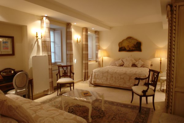 Grâce à la réunion harmonieuse de bâtiments conçus entre le XIVe et le XVIIIe. Le Cep est à la fois ancré dans l’histoire et la modernité.