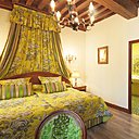 Toutes les 64 chambres de l’Hôtel Le Cep sont décorées dans un style traditionnel français.