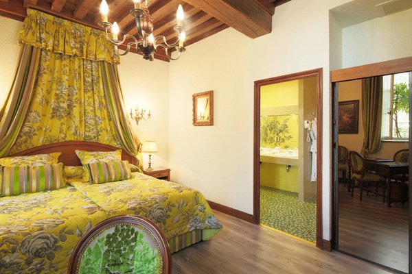 Toutes les 64 chambres de l’Hôtel Le Cep sont décorées dans un style traditionnel français.