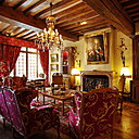 Les trois salons au rez-de-chaussée et le bar vous permettront de savourer d’agréables moments de détente, tout au long de la journée ou de la soirée.