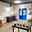 Le lieu, aménagé avec d’authentiques meubles industriels, chinés par Sylvie et Christophe, incite prendre son temps pour choisir selon son envie, son humeur sa, ou ses nouvelles Cologne.