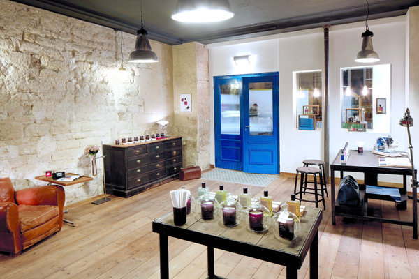 Le lieu, aménagé avec d’authentiques meubles industriels, chinés par Sylvie et Christophe, incite prendre son temps pour choisir selon son envie, son humeur sa, ou ses nouvelles Cologne.